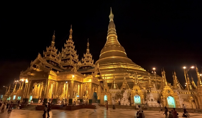 <p> Trong ngày thứ hai, sau khi ăn sáng tại khách sạn, đoàn sẽ đi tham quan chùa Shwedagon, một trong những công trình kiến trúc tôn giáo nổi tiếng trên thế giới và Văn phòng FPT Myanmar. Tối cùng ngày sẽ là đêm gala tôn vinh do tập đoàn tổ chức.</p>