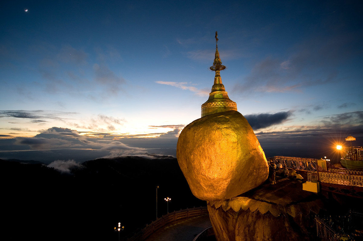 <p class="Normal"> Ngoài ra, đoàn có thể lựa chọn hành trình khác với việc đi Kyaikhtiyo, lên thăm chùa Đá Vàng (Golden Rock), còn gọi là chùa Kyaikhtiyo, một trong những ngôi chùa cổ nhất và nổi tiếng nhất trong tất cả ngôi chùa ở Myanmar. Chùa được xây dựng trên một tảng đá tròn, hình quả trứng rất to trên độ cao 1.100 m so với mặt biển. </p> <p class="Normal"> Kết thúc hành trình bằng bữa sáng tại khách sạn, đoàn sẽ di chuyển ra sân bay về Việt Nam.</p> <p class="Normal"> Từ năm 2011, FPT quyết định đổi mới cơ cấu giải thưởng và hình thức khen thưởng cá nhân xuất sắc nhằm khôi phục giải thưởng cấp tập đoàn thực sự danh giá và được ngưỡng mộ. Trước kỳ tôn vinh này, tập đoàn đã tổ chức lễ tôn vinh tại Singapore, Thái Lan và Hà Nội.</p>