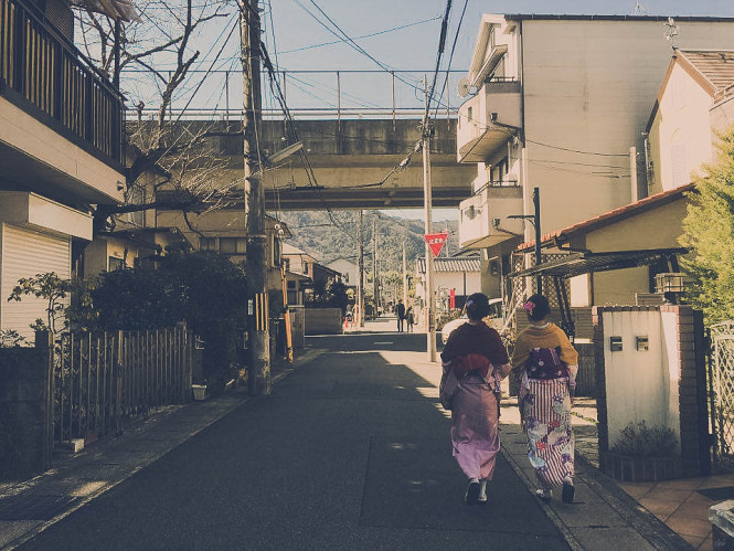 <p> Cũng tại mảnh đất Arashiyama, khoảnh khắc hai cô gái Nhật Bản trong trang phục truyền thống đang dạo bước trên đường đã lọt vào ống kính của cậu sinh viên FPT.</p>