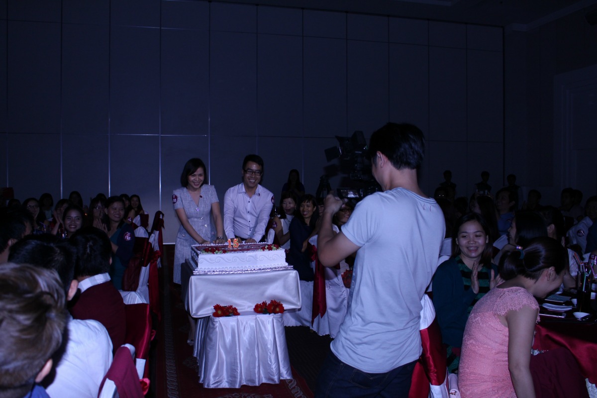 <p> Chị Nguyễn Thị Hải (Thư ký tòa soạn) và anh Ngô Mạnh Cường (Phó GĐ Trung tâm kinh doanh) đẩy chiếc bánh kem đặc biệt tiến lên sân khấu với cây nến số 15 rực rỡ giữa màn đêm. </p>