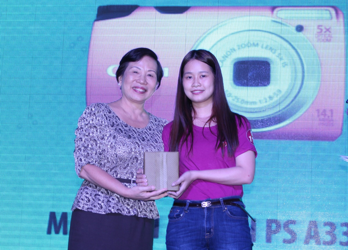 <p> Chị Trương Thanh Thanh trao phần thưởng may mắn là máy chụp ảnh Cannon PS A3300 cho chị Nguyễn Thị Hòa, Ban Cộng đồng. </p>