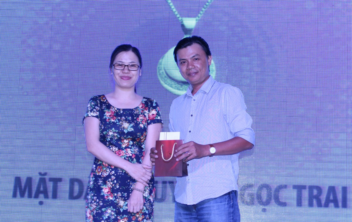 <p> Chị Hoàng Thanh Phương (Phó TGĐ Viễn thông Quốc tế FPT) trao giải mặt dây chuyền ngọc trai cho anh Ngô Thiên Chương, phóng viên Ban Ngôi sao. </p>
