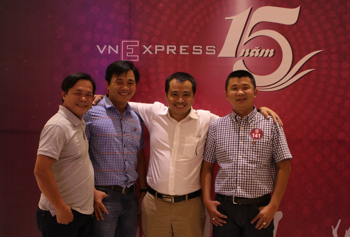 <p> TGĐ Sendo.vn Trần Hải Linh (áo trắng) chụp ảnh cùng đội ngũ kỹ thuật của VnExpess. </p>