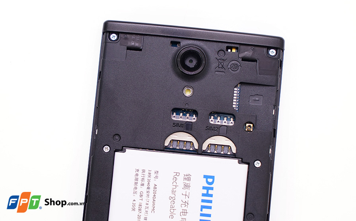 <p> Giống như nhiều mẫu smartphone giá rẻ khác, Philips cũng được trang bị 2 khe microSIM và khe gắn thẻ nhớ ngoài microSD.</p>