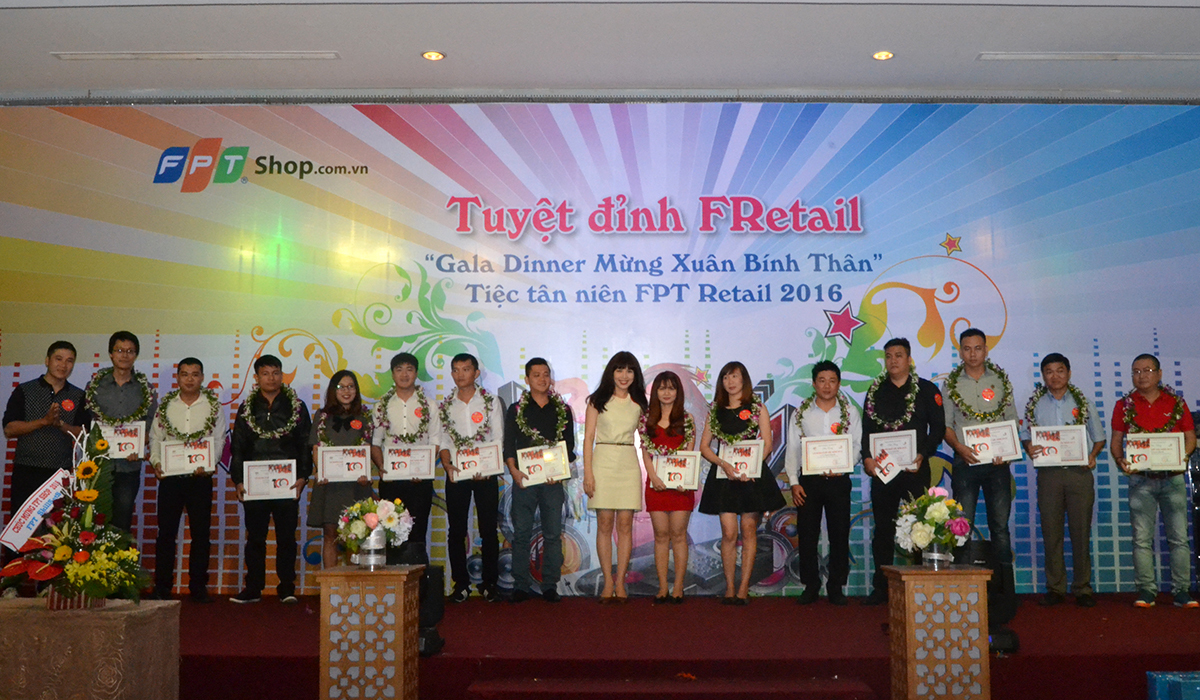 <p style="text-align:justify;"> Bên cạnh việc nhìn lại một năm phát triển, chị Nguyễn Thị Thái Hòa, GĐ Kinh doanh FPT Retail khu vực miền Trung - Tây Nguyên, trao hoa và bằng khen cho 14 cá nhân đạt danh hiệu Top 100 cá nhân xuất sắc thuộc hệ thống FPT Shop.</p>