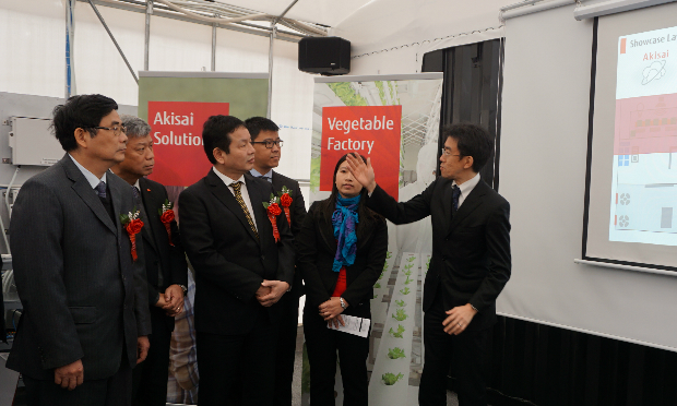 Các đại biểu nghe quy trình sản xuất rau sạch theo công nghệ Akisai.