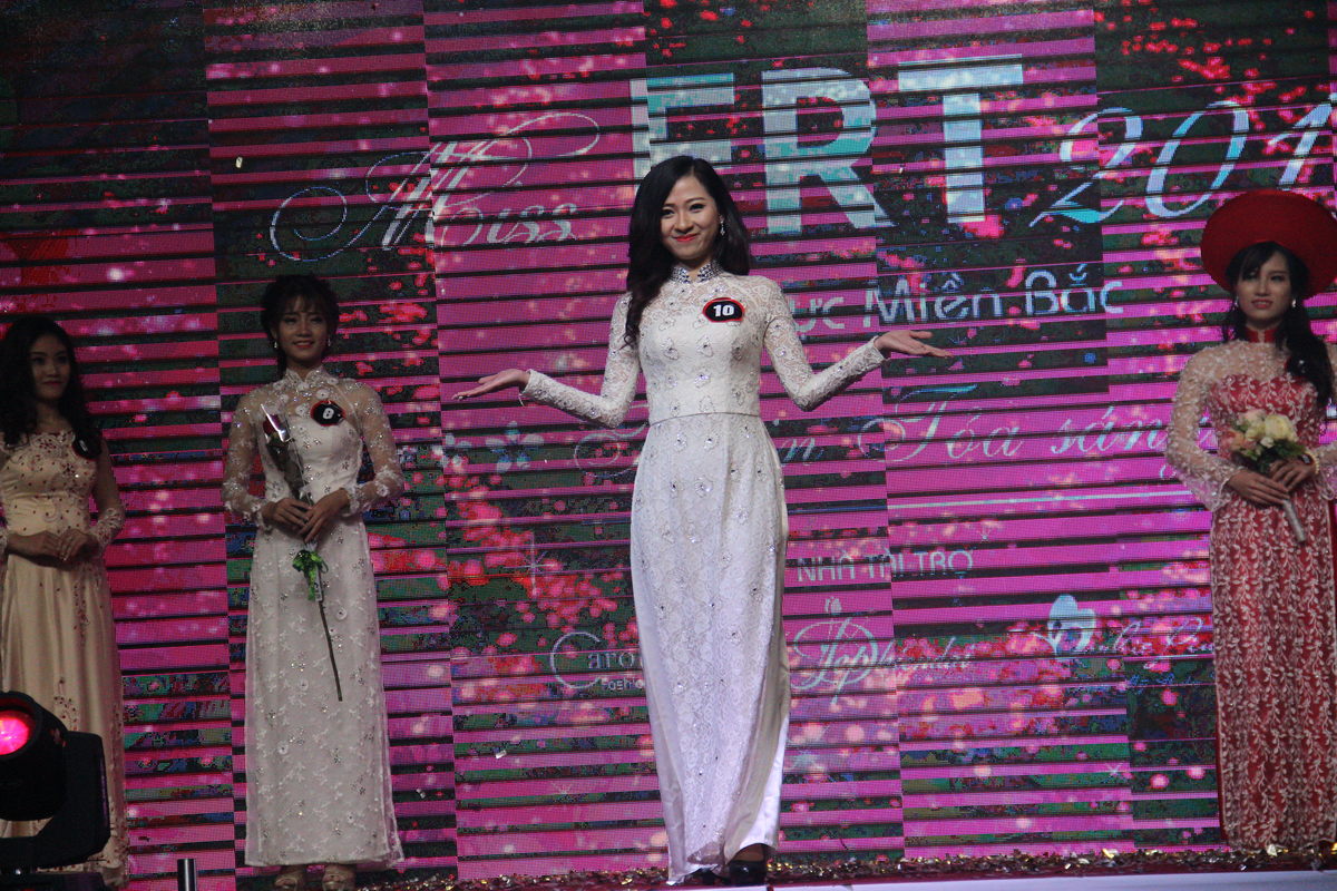 <p> Nguyễn Trang Thu, FPT Shop 76 Quang Trung (Tuyên Quang), cũng là một ứng viên nổi bật trong đêm chung kết nhờ vẻ đẹp dịu dàng và ngọt ngào của mình. Trang Thu được bình chọn là Miss Nụ cười của cuộc thi năm nay.</p>