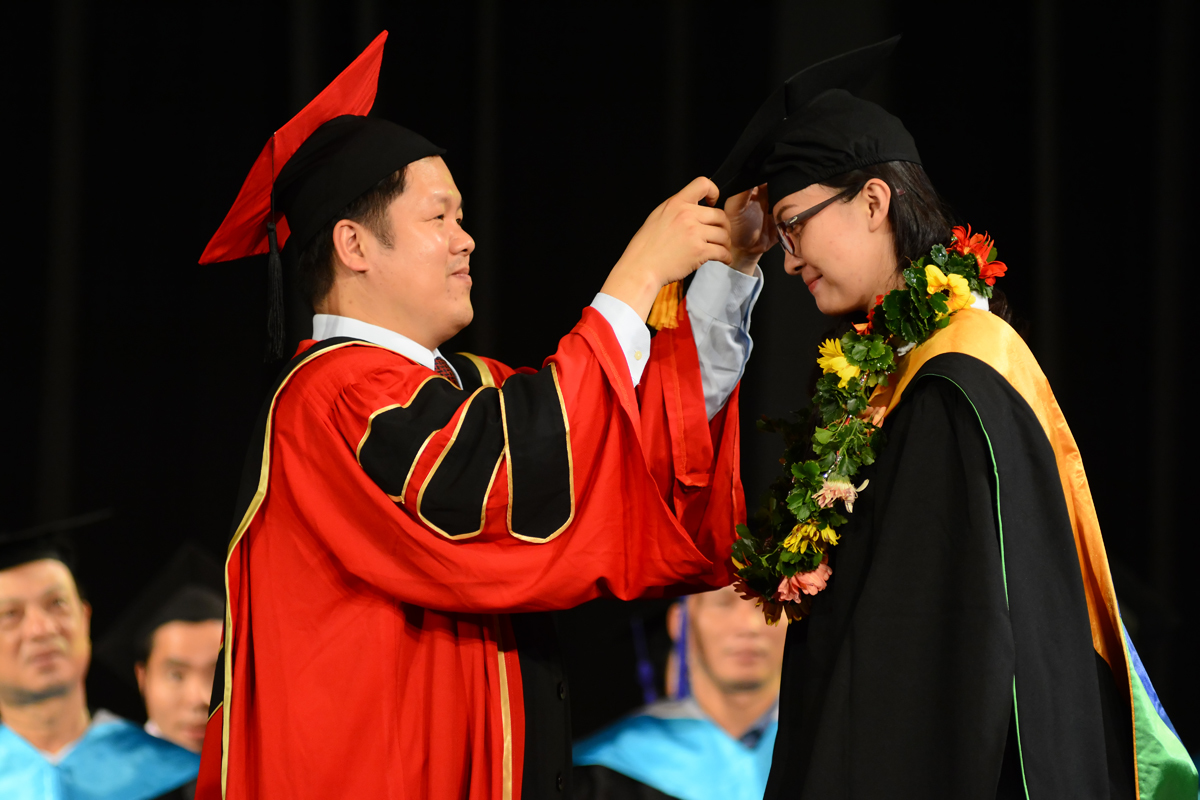 <p> TS. Đàm Quang Minh thực hiện nghi thức truyền thống là vắt dải mũ và trao vòng nguyệt quế, công nhận tốt nghiệp cho sinh viên của trường, đánh dấu cột mốc trưởng thành của các em.</p>