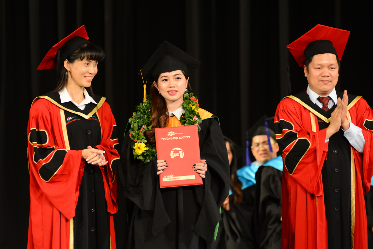 <p> ĐH FPT là trường đại học đầu tiên của Việt Nam được công nhận xếp hạng quốc tế 3 sao theo chuẩn QS Stars - một trong các chuẩn xếp hạng hàng đầu dành cho các trường đại học trên toàn thế giới. Năm 2015, 4 tiêu chí quan trọng của ĐH FPT được đánh giá 5 sao theo chuẩn QS Stars gồm: Đào tạo (Teaching), Cơ sở vật chất (Facilities), Trách nhiệm xã hội (Social Responsibility) và Việc làm (Employability). </p>