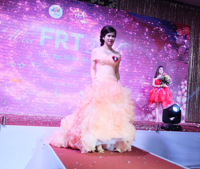 <p> Miss Bình chọn năm nay thuộc về thí sinh Mã Thị Ly, FPT Shop Cao Bằng, với hơn 6.000 lượt like của khán giả. Trong đêm chung kết, Ly tiếp tục chinh phục khán giả với bộ váy dạ hội pastel nhẹ nhàng nhưng không kém phần quyến rũ.</p>