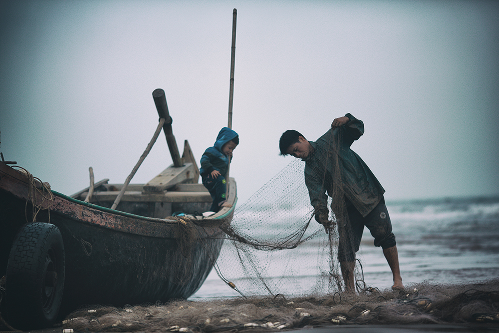<p> Sáng sớm ngư dân đã chuẩn bị lưới để chuẩn giong thuyền ra khơi dù đang trong kỳ nghỉ Tết Nguyên đán.  </p>