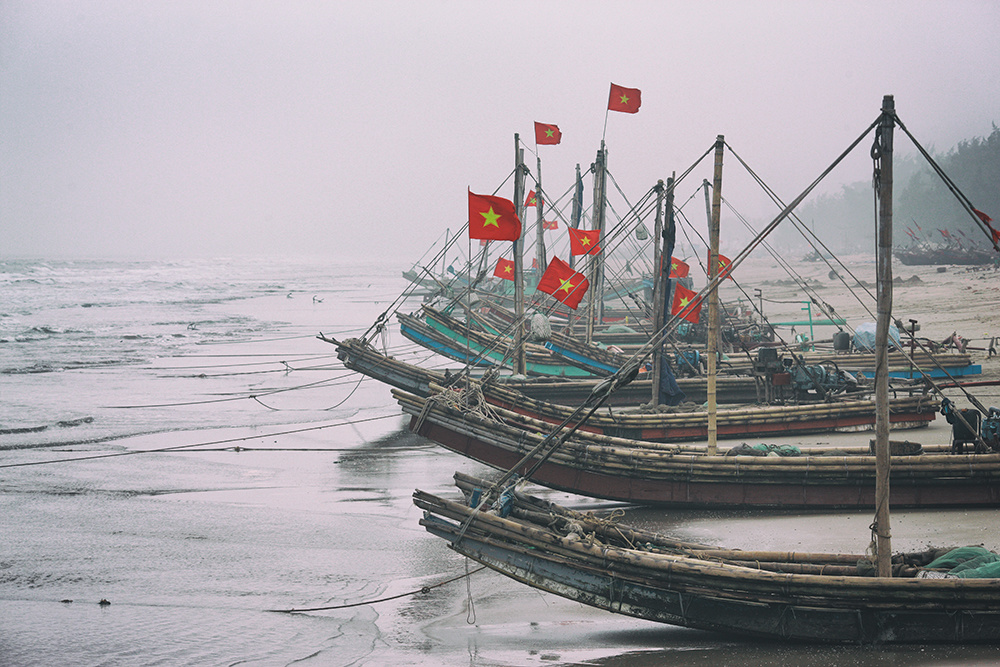 <p> Tổ quốc đỏ tươi. Nhìn hình ảnh này, nhiều người liên tưởng đến ý trong bài thơ Quê hương, của nhà thơ Tế Hanh: “Chiếc thuyền im bến mỏi trở về nằm. Nghe chất muối thấm dần trong thớ vỏ”.</p>