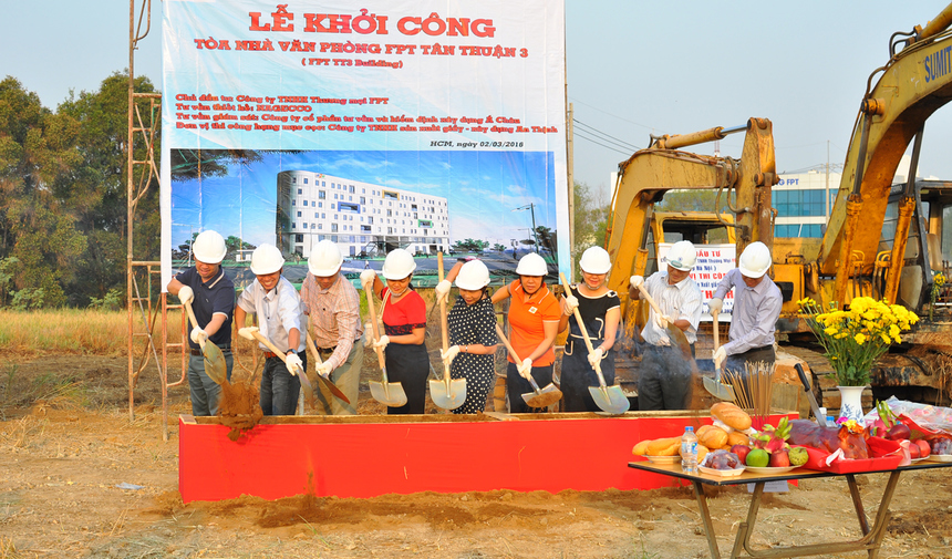  Đại diện các đơn vị cùng thực hiện lễ khởi công để chính thức bắt đầu xây dựng FPT Tân Thuận 3. Nhà mới của FPT có tổng diện tích sàn dự kiến là 14.214 m2, cung cấp chỗ làm việc cho khoảng 1.500 người. Tòa nhà có canteen phục vụ ăn trưa cho khoảng 1.000 người.