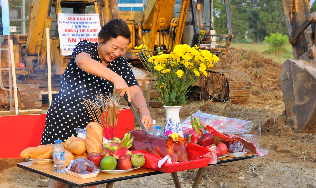 <p> Chị Trương Thanh Thanh, GĐ Trách nhiệm xã hội FPT, thực hiện nghi thức trong buổi lễ. Chị Thanh cho rằng sáng nay trời rất đẹp và hy vọng công trình sẽ về đích đúng hạn và suôn sẻ.</p>