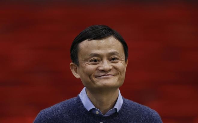 <p class="Normal"> <strong>8. Jack Ma</strong>, Alibaba, tài sản ròng 20,5 tỷ USD. Xếp hạng tỷ phú thế giới: 33.</p> <p class="Normal"> <span>Đầu năm 2016, t</span><span>ỷ phú Trung Quốc Jack Ma vừa chi khoảng 30 triệu USD để nắm giữ cổ phần tại SM Entertainment - công ty giải trí hàng đầu Hàn Quốc.</span></p> <p class="Normal"> Cuối năm 2015, Alibaba cũng chi <span>266 triệu USD để </span><span>thâu tóm tờ báo hàng đầu Hong Kong là Bưu điện Hoa Nam buổi sáng (SCMP).</span></p> <p class="Normal"> <span>Cựu giáo viên tiếng Anh - Jack Ma đã khiến cả thế giới phải chú ý khi IPO cho Tập đoàn Thương mại Điện tử Alibaba tại Mỹ năm 2014. Đợt IPO này đã mang về cho họ 25 tỷ USD. Ngoài Alibaba, tỷ phú còn hàng loạt khoản đầu tư khác, như vào đội bóng đá hay hãng phim.</span></p>