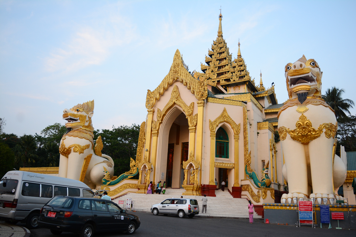 <p style="text-align:justify;"> Sáng nay (ngày 4/3), Top 100 FPT đã bắt đầu hành trình khám phá chính thức Myanmar trong chương trình tôn vinh cá nhân xuất sắc (CNXS) cấp tập đoàn năm 2015. Điểm đến đầu tiên trong lịch trình là chùa Shwedagon hay còn gọi là Chùa Vàng. Đây là ngôi chùa được coi là lớn nhất ở Myanmar mà du khách nên ghé thăm.</p>