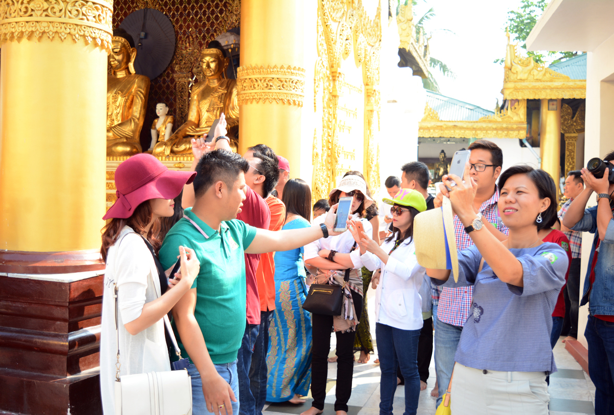 <p> Choáng ngợp trước vẻ đẹp của nơi đây, nhiều người đã tranh thủ ghi lại những hình ảnh lưu niệm về ngôi chùa nổi tiếng nhất Myanmar.</p>