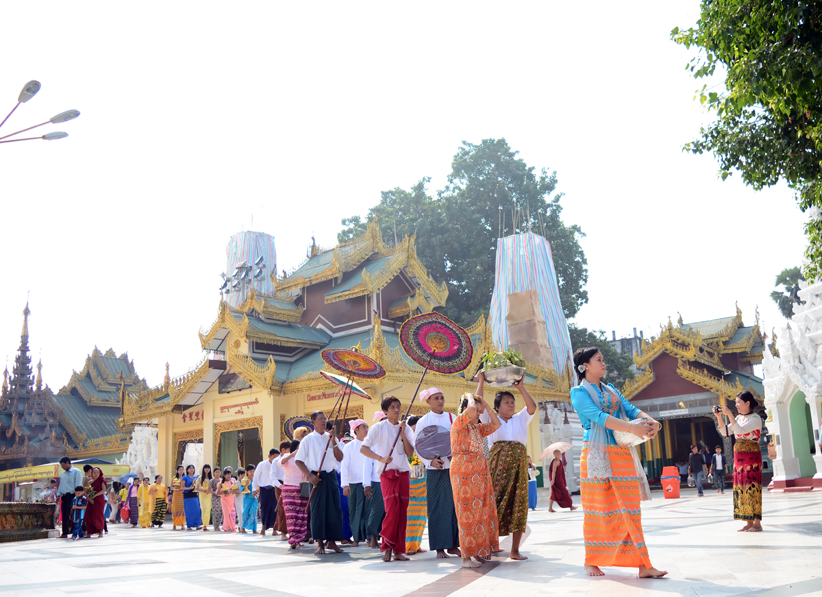 <p> Dịp này, người FPT còn có cơ hội chứng kiến và tìm hiểu thêm về nghi thức dâng lễ vật truyền thống của người dân địa phương. Tất cả đều diễn ra trang nghiêm, thể hiện đức tin của người Myanmar về Phật giáo.</p>
