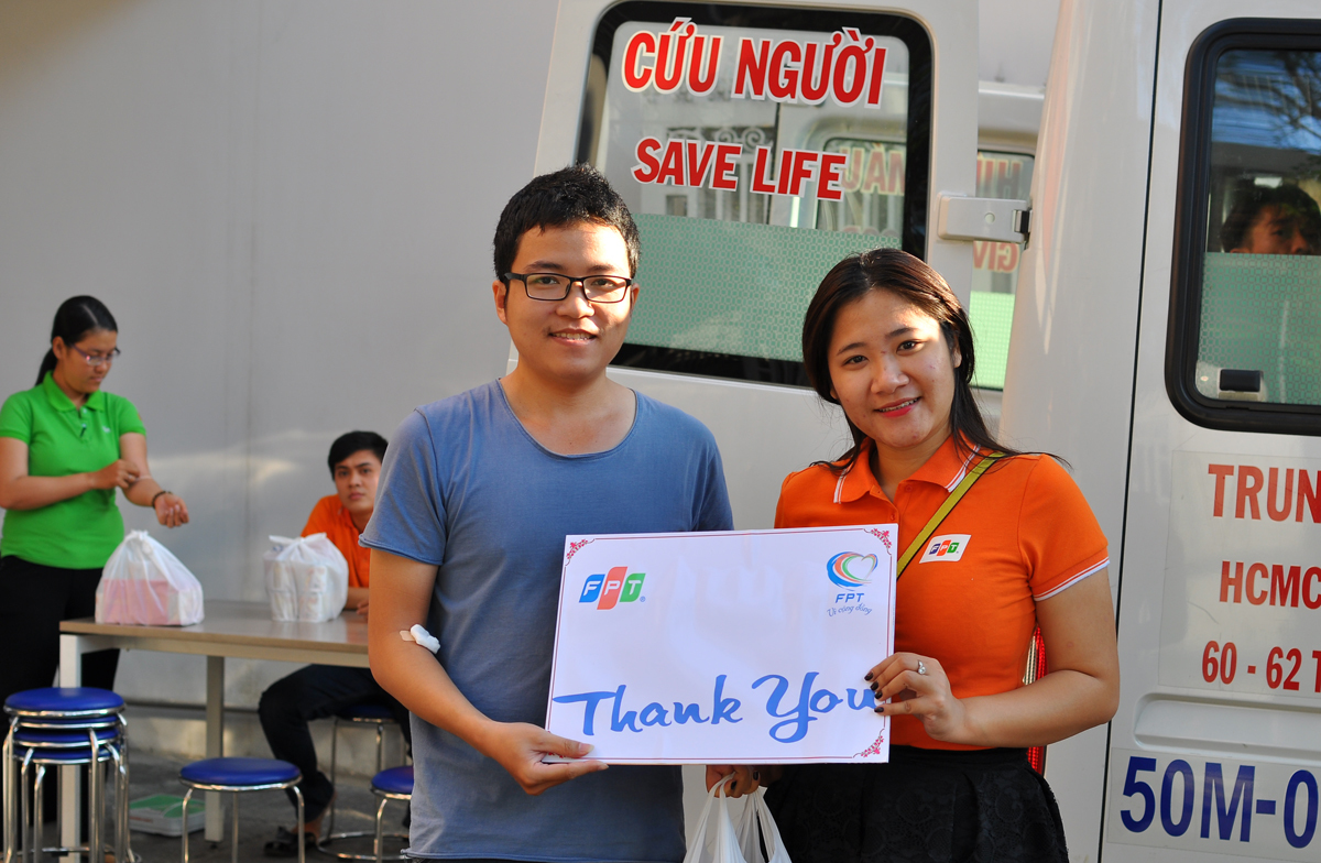 <p> Thành viên ban tổ chức gửi quà cám ơn tình nguyện viên Phan Minh Tài, Trung tâm Hệ thống Thông tin FPT Telecom (ISC), sau khi hiến máu. Theo đó, mỗi người sẽ nhận phần quà gồm đồ ăn sáng, thuốc bổ máu, sữa và tiền hỗ trợ xăng xe.</p> <p> Theo anh Nguyễn Tiến Danh, FPT HCM, Trưởng Ban tổ chức, có 54 người đến hiến máu nhưng chỉ 32 người đủ tiêu chuẩn. Chương trình thu về 56 đơn vị máu.</p> <p class="Normal"> Sáng 11/3, sự kiện tương tự sẽ diễn ra ở FPT Software, quận 9.</p> <p class="Normal"> >> <a href="http://chungta.vn/tin-tuc/nguoi-fpt/sac-cam-phu-kin-mien-nam-46956.html">Sắc cam phủ kín miền Nam</a></p>