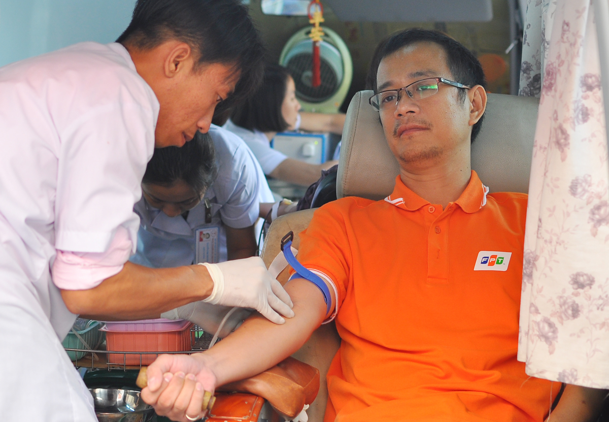 <p class="Normal"> Anh Nguyễn Quốc Tuấn, FPT IS ENT HCM, đi cùng con gái đến hiến máu. Anh cho biết, đây là lần thứ 3 anh tham gia sự kiện này.</p>