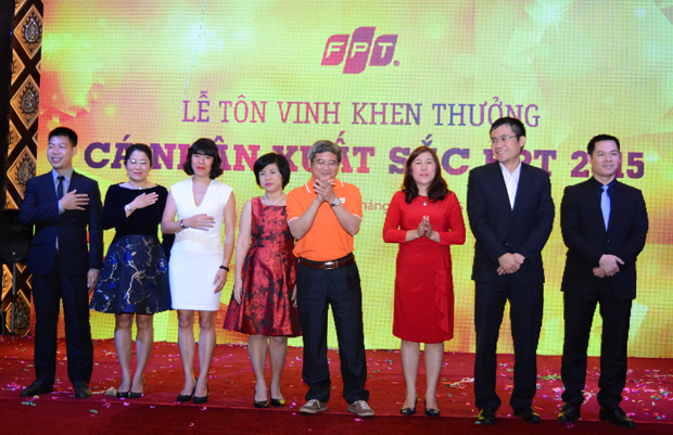 TGĐ FPT Bùi Quang Ngọc và đại diện Ban lãnh đạo các đơn vị thành viên thực hiện nghi thức cúi mình tri ân những đóng góp của Top 100.