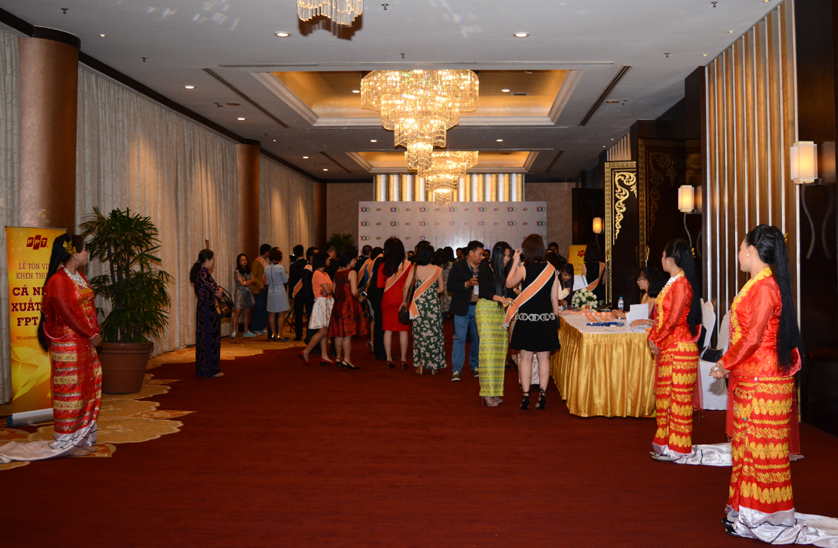 <p> Lễ tôn vinh 100 cá nhân xuất sắc (CNXS) của FPT năm 2015 đã diễn ra vào tối ngày 4/3 tại khách sạn Sedona, thành phố Yangon, Myanmar. Đây cũng là năm đầu tiên đất nước Chùa Tháp được lựa chọn làm điểm đến tôn vinh Top 100 FPT. </p>