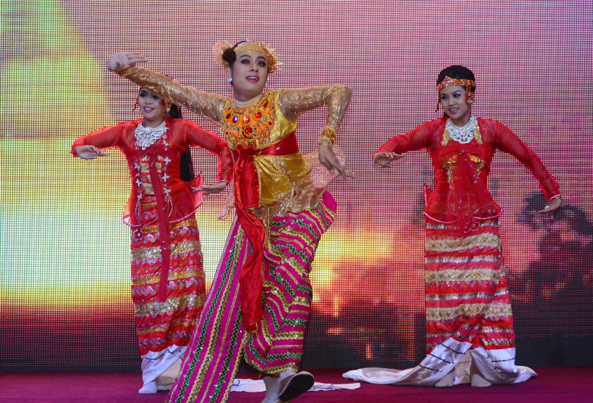 <p> Cùng với việc khám phá ẩm thực Myanmar, người FPT cũng có dịp thưởng thức những tiết mục múa hát truyền thống của đất nước Chùa Tháp.</p>