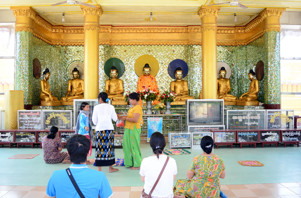 <p> Với gần 90% dân số theo đạo Phật, chùa chiền được người dân Myanmar coi như ngôi nhà thứ hai của họ. Vì vậy, hằng ngày có rất đông người dân đến chùa chiêm bái, cầu nguyện. </p>