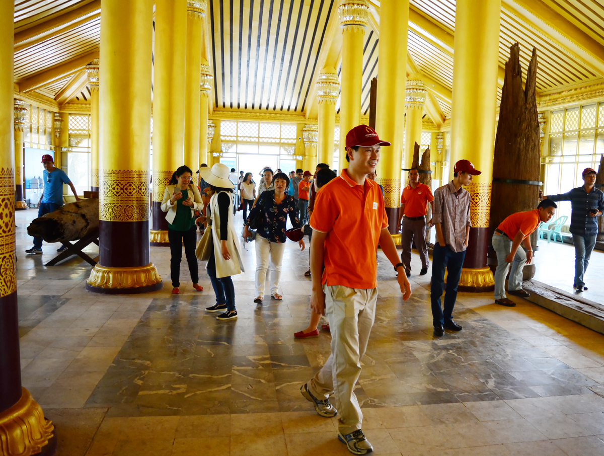 <p> Dời Shwe Maw Daw, đoàn tiếp tục di chuyển đến Kanbawza Tha Di Palace - phế tích hoàng cung của Myanmar, được xây dựng bởi Vua Bayintnaung từ thế kỷ 15. </p>