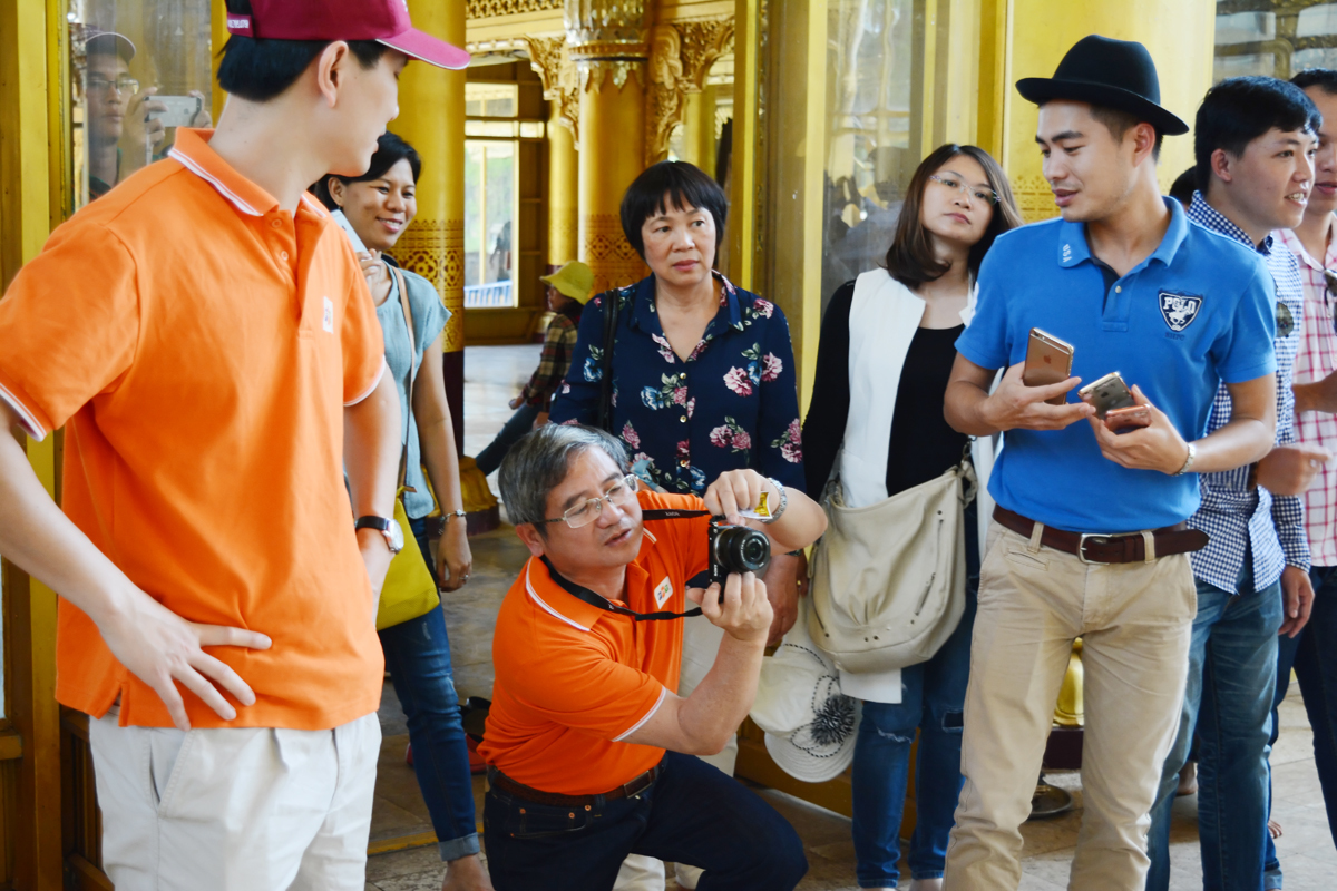 <p> CEO FPT Bùi Quang Ngọc bày tỏ sự hào hứng khi tự tay cầm máy và ghi lại khoảnh khắc cho người FPT.</p>