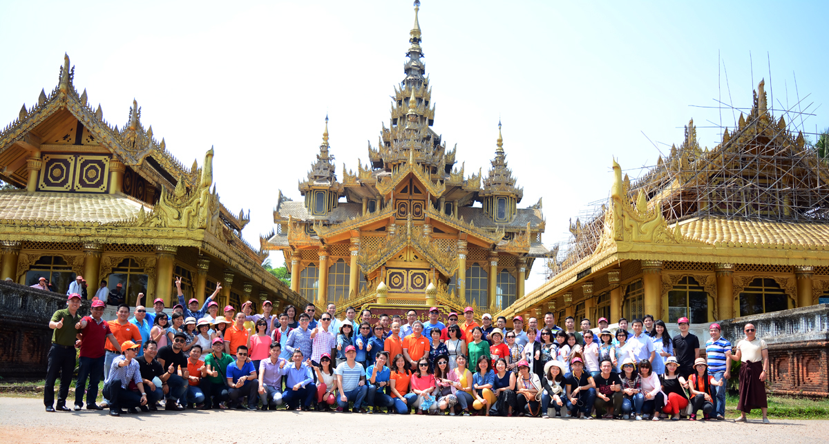 <p> Vì lịch trình di chuyển liên tục và phân bố ở 3 xe khác nhau nên Kanbawza Tha Di Palace là địa điểm tham quan duy nhất để Top 100 FPT cùng chụp hình lưu niệm trên đất Myanmar. </p>