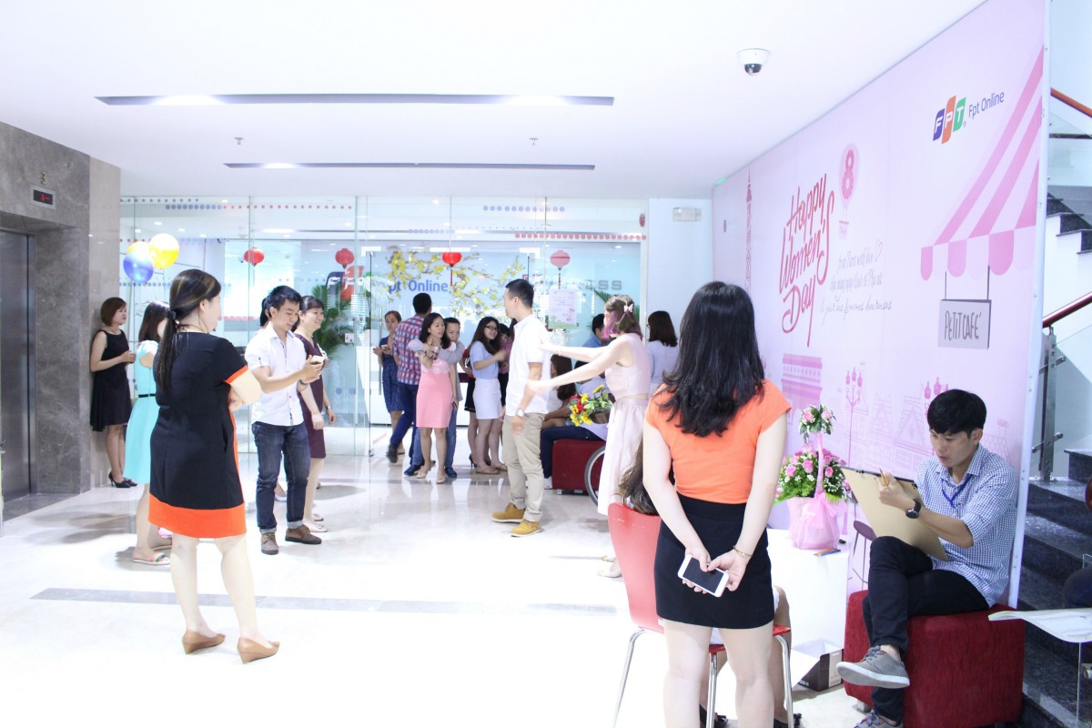 <p> Sáng 8/3, khu vực sảnh tầng 2, toàn nhà FPT Tân Thuận, quận 7, sôi động với không gian đậm chất Pháp được trang trí với tông hồng dịu dàng và lãng mạn. </p>