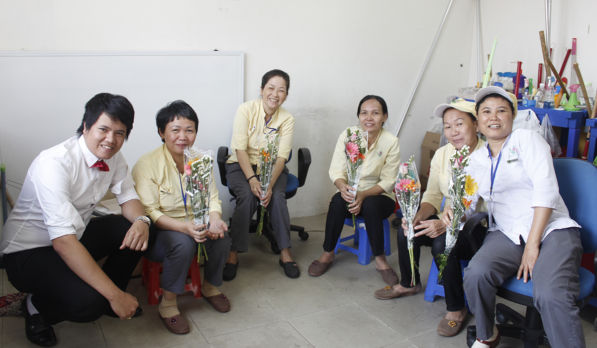 <p style="text-align:justify;"> Những cô lao công tại tòa nhà FPT Đà Nẵng cũng hạnh phúc đón nhận những bông hoa tươi thắm. </p>