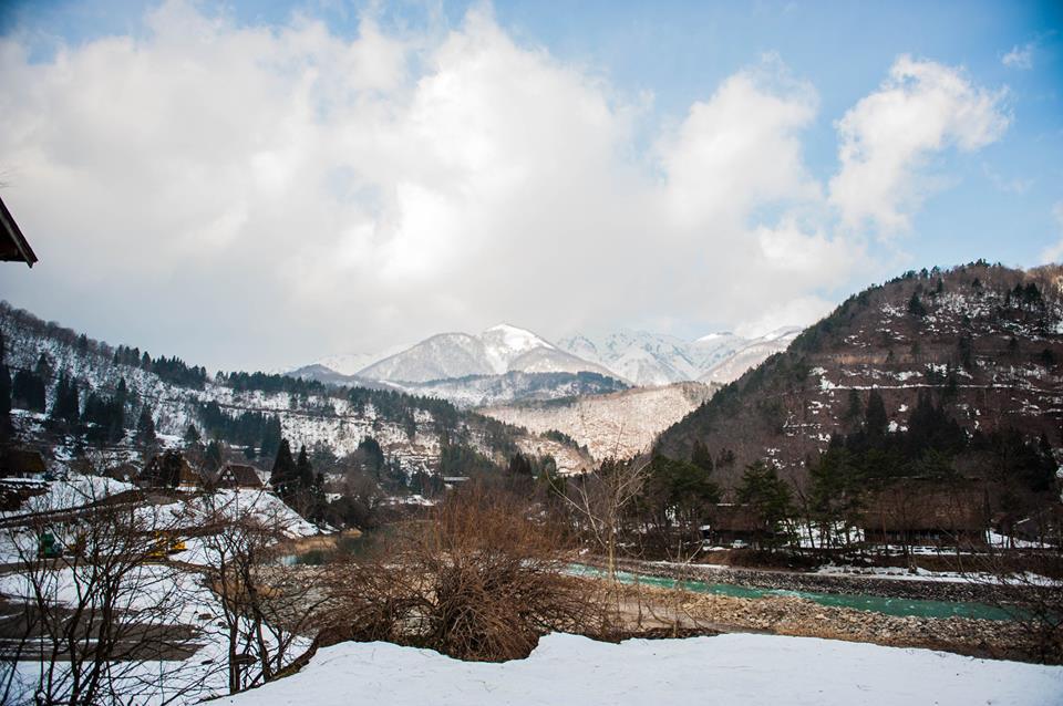 <p> Theo tay máy của FPT Japan, thời điểm thích hợp nhất để đến thăm ngôi làng cổ này là vào mùa đông. Hàng năm tuyết bao phủ Shirakawa-go tới 5 tháng.</p>