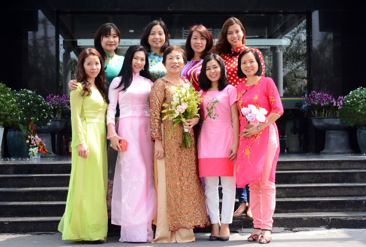 <p style="text-align:justify;"> Trong ngày tôn vinh "một nửa thế giới" 8/3, chị em FPT HO HCM đã lựa chọn tà áo dài truyền thống để tôn thêm vẻ đẹp của người phụ nữ Việt Nam thay cho những trang phục công sở hằng ngày.</p>