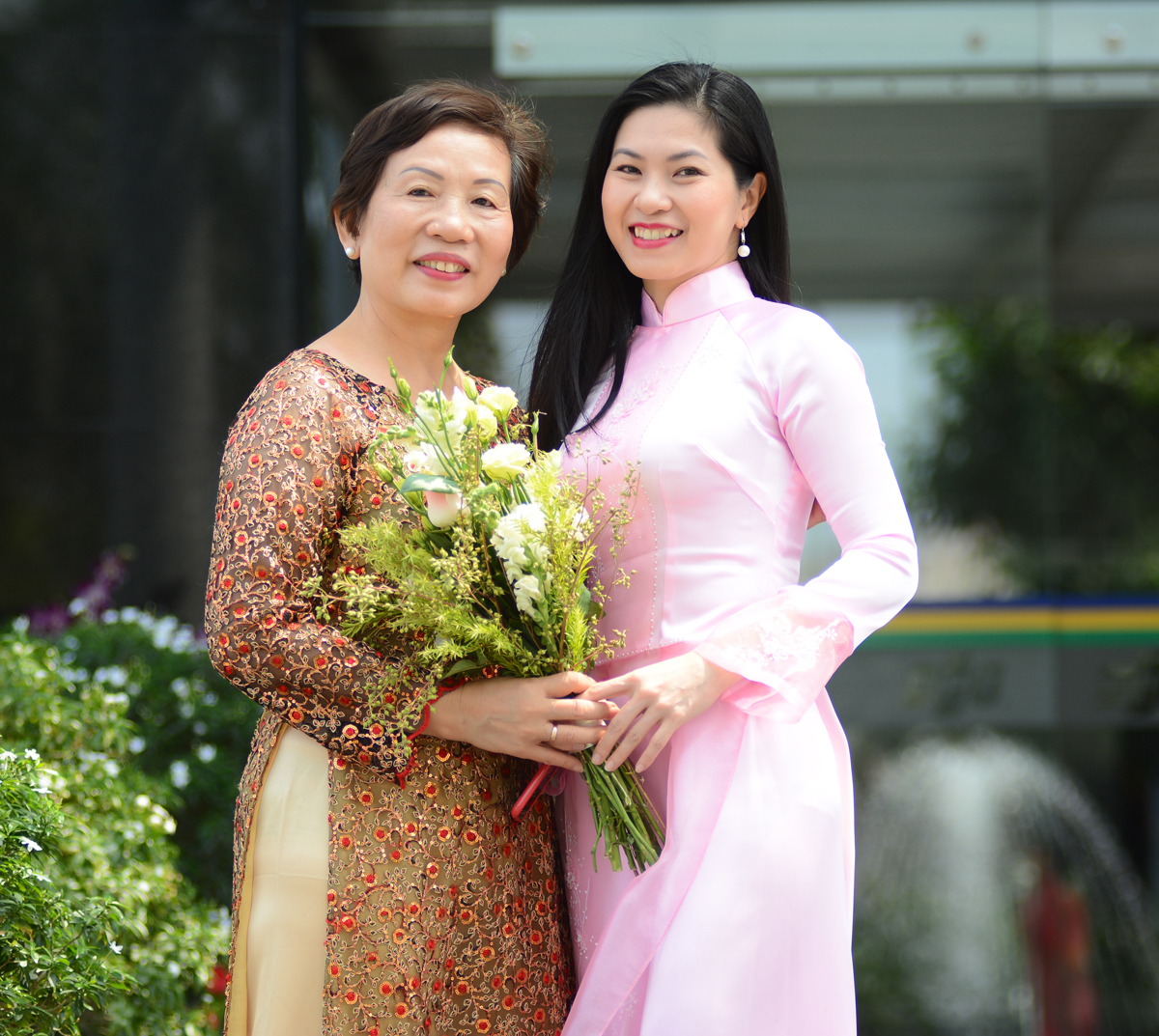 <p> Chị Trần Mai Thy (Chánh Văn phòng FPT HO HCM) tươi tắn trong sắc áo dài hồng nền nã. </p>