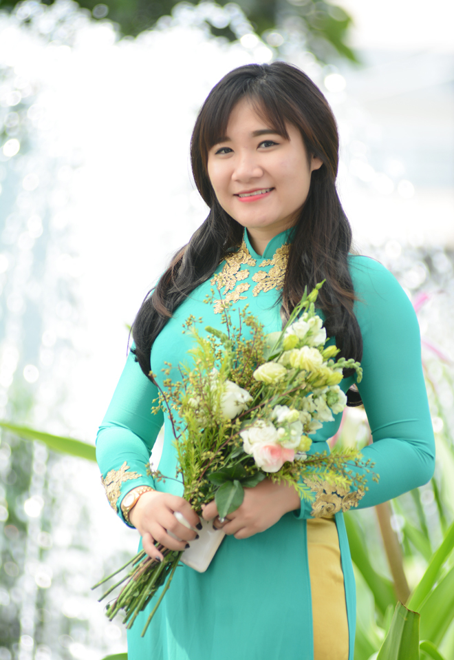 <p> Nguyễn Quỳnh Anh (FUN) chọn màu xanh ngọc thạch đính họa tiết nơi cổ và tay áo. </p>