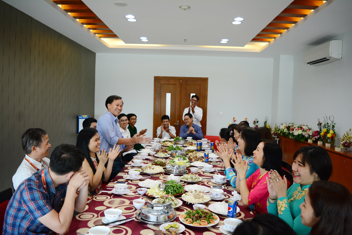 <p> Trong khi "một nửa thế giới" ở FPT HO HCM được cánh mày râu phục vụ ăn uống tại tòa nhà FPT Tân Thuận. </p>