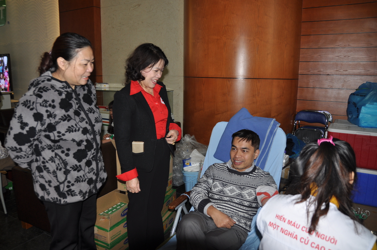 <p> Chủ tịch Hội Chữ thập đỏ Việt Nam Nguyễn Thị Xuân Thu ấn tượng với số đơn vị máu mà FPT đã đóng góp trong 6 năm qua, lên đến 9.025 đơn vị. Bà hy vọng, FPT sẽ tiếp tục phát huy nghĩa cử cao đẹp này trong thời gian tới.</p>