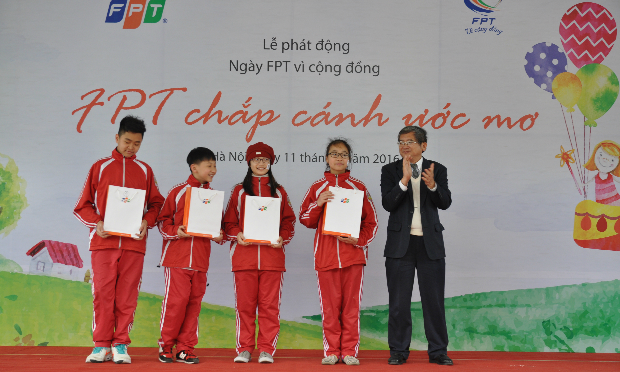 TGĐ FPT Bùi Quang Ngọc tăng quà cho học sinh trường THCS Mạc Đĩnh Chi, Hà Nội.