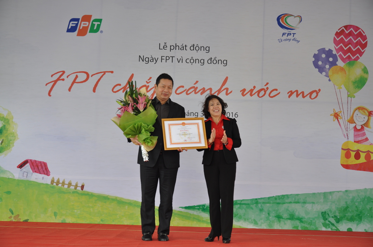 <p> Ghi nhận những đóng góp của FPT trong hoạt động Hiến máu, Ban chấp hành Trung ương Hội Chữ thập đỏ Việt Nam đã trao bằng khen cho FPT vì “Đã có thành tích xuất sắc trong công tác hiến máu tình nguyện và vận động hiến máu 2015”.</p>