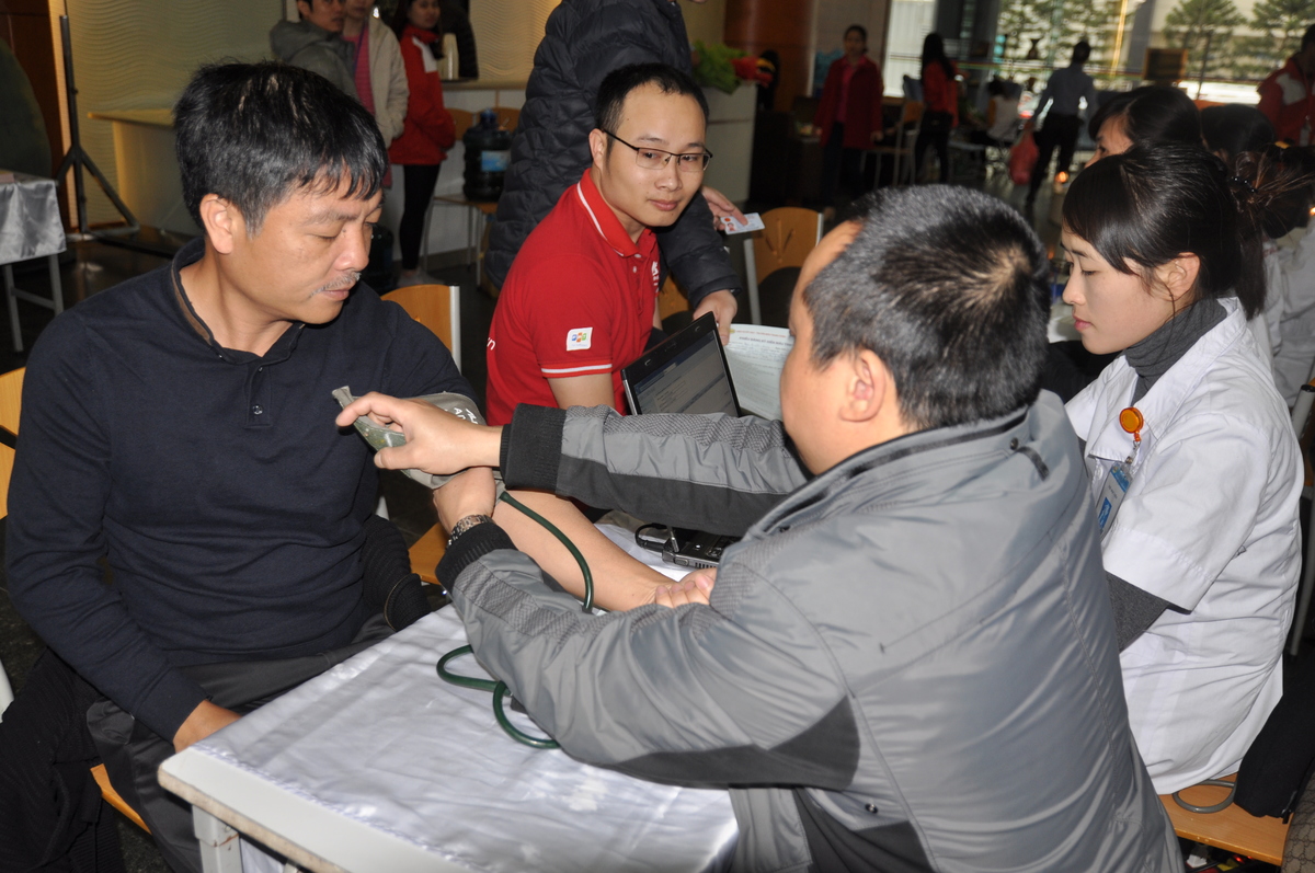 <p> Từ sáng sớm, nhiều CBNV và lãnh đạo FPT đã có mặt để hiến máu, thăm và mua ủng hộ các gian hàng.</p>