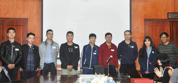 Nguyễn Hương Thảo (người đứng thứ hai từ phải sang) cùng các tân sinh viên khóa 4 của Đại học FUNiX
