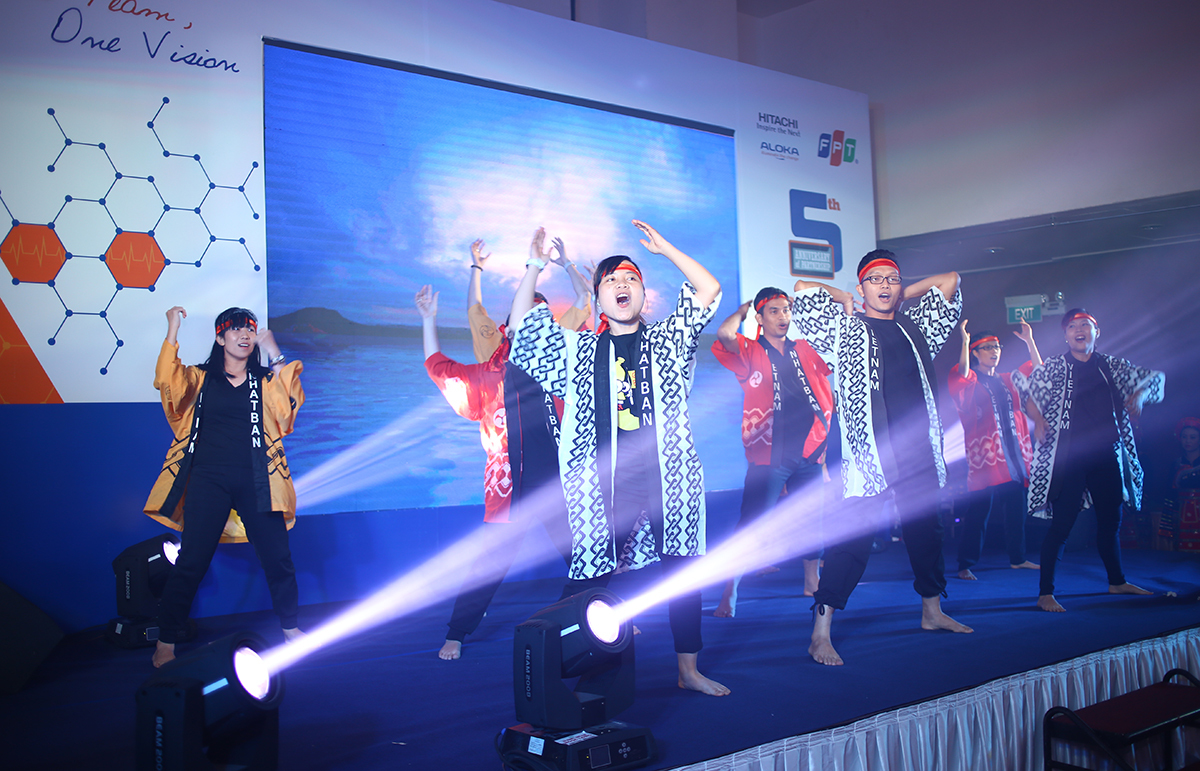 <p> Tiết mục múa dân gian Nhật Bản với vũ điệu kéo lưới Soran Bushi truyền thống do CBNV FPT Software biểu diễn mở đầu cho phần giao lưu văn nghệ.</p>