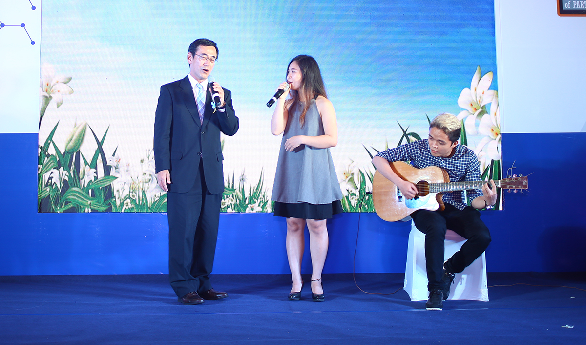 <p class="Normal"> Chị Nguyễn Vũ Minh Phương, cựu nhân viên FPT Software HCM, cũng là một ca sĩ khá nổi tiếng trên kênh Youtube Việt Nam, da diết với hai bài hát bằng tiếng Nhật. PTGĐ Hitachi Aloka Medical đã lên sân khấu hoà giọng cùng Minh Phương.</p>
