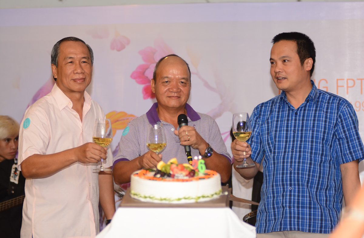 <p> Anh Hoàng Minh Châu, anh Nguyễn Minh Sơn (bên trái) và anh Nguyễn Văn Khoa - đại diện cho những thế hệ lãnh đạo FPT HCM, cùng thổi nến và nâng ly chúc mừng đơn vị tròn 26 tuổi.</p>