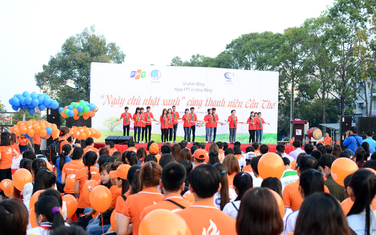 <p> Đúng 6h30, lễ phát động chính thức diễn ra trong bầu không khí nô nức và đầy nhiệt huyết. Xen lẫn trong màu áo cam là trang phục của Thanh niên Việt Nam cùng học sinh các trường đại học, cao đẳng, THPT đóng trên địa bàn TP Cần Thơ.</p>
