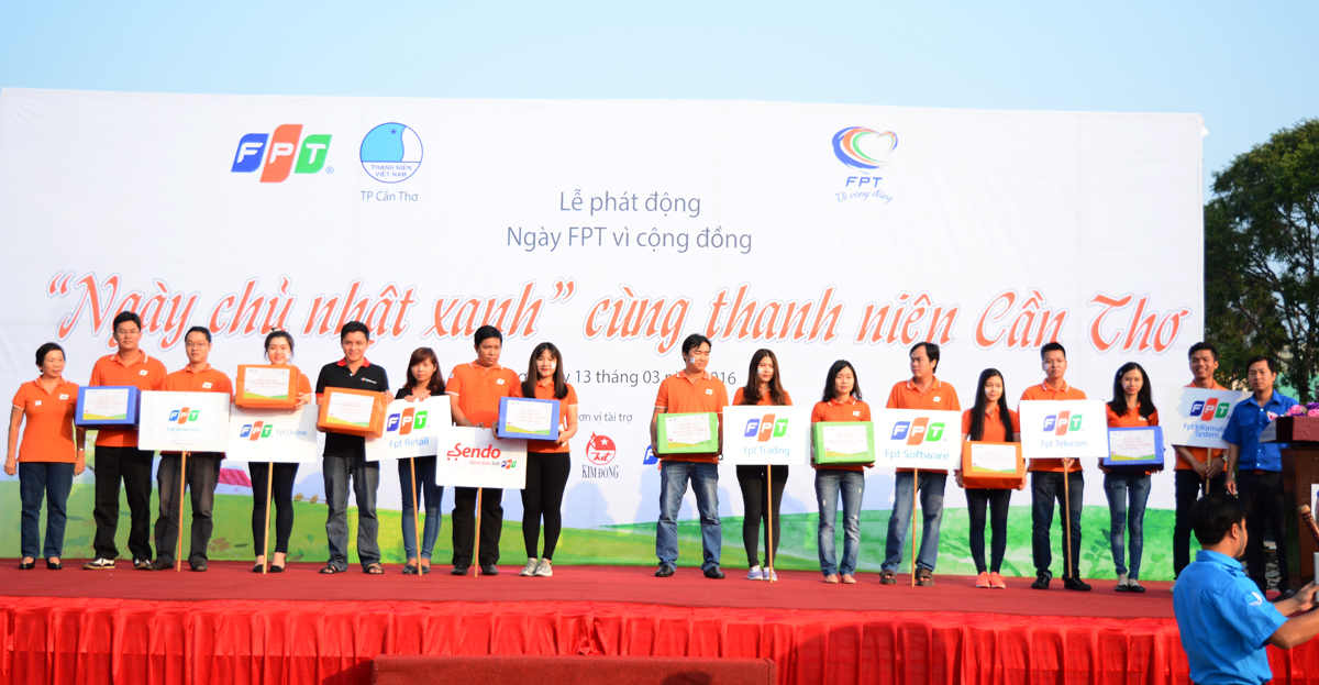 <p> Các công ty thành viên trong tập đoàn nhận quà tượng trưng từ chị Trương Thanh Thanh để thực hiện những hoạt động thiện nguyện của đơn vị mình. </p>