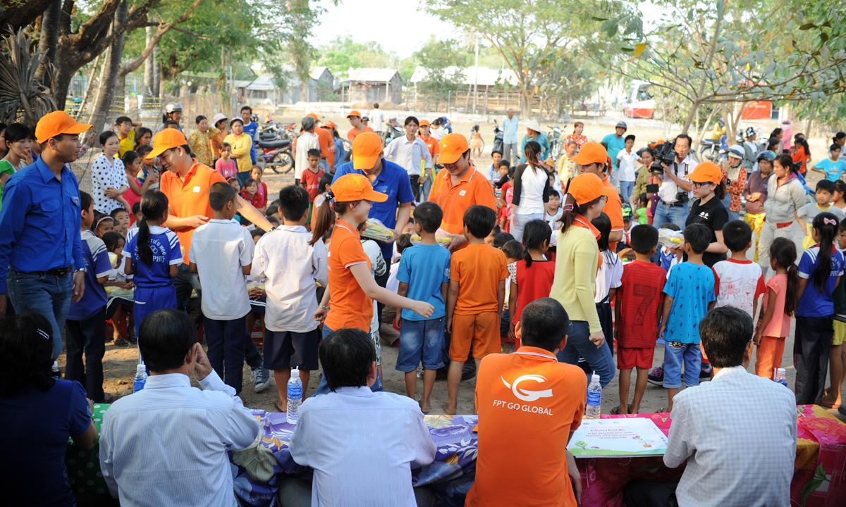 <p> Lần lượt 85 phần quà được CBNV FPT Software trao tặng học trò nghèo biên giới An Giang.</p>