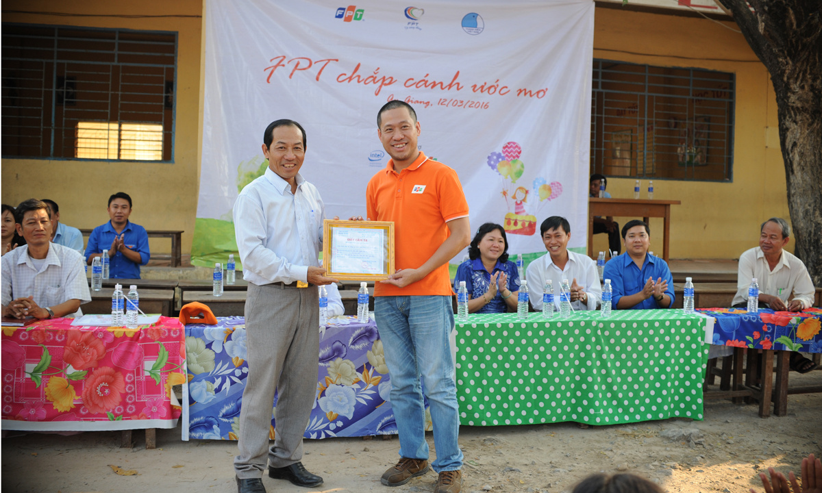 <p> GĐ FPT Software HCM nhận thư cám ơn do ông Huỳnh Linh Hải, Chủ tịch hội Khuyến học xã An Phú, trao.</p>